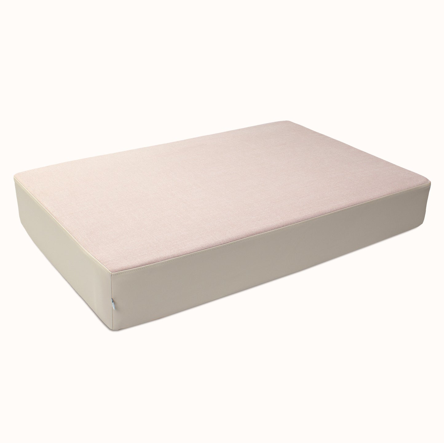 Freigestelltes Webstoff-Hüpfpolster in Altrosa-Beige – weiches, modernes Kindermöbel von malwim